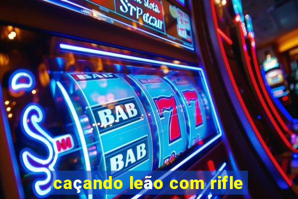 caçando leão com rifle