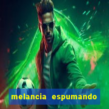 melancia espumando melancia saindo espuma